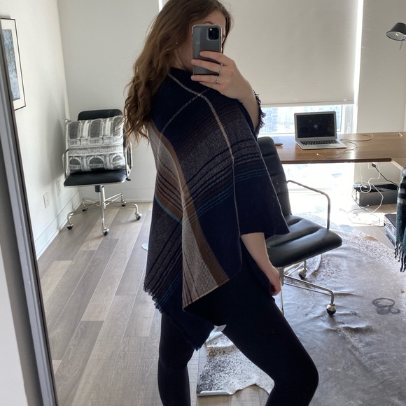 Patterned shawl - Picture 2 of 6